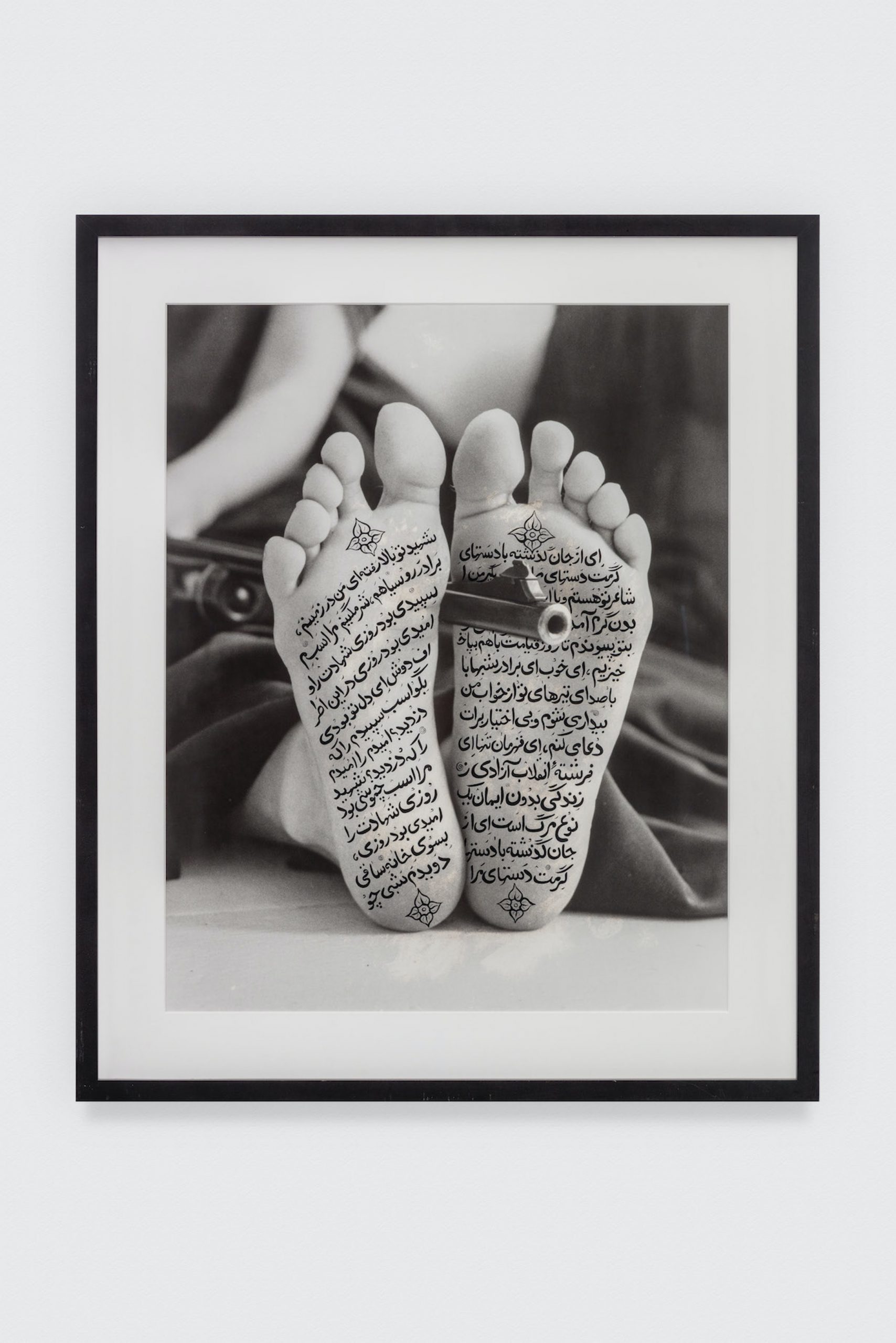 Shirin Neshat. Allegiance with Wakefulness, 1994. Fotografía en blanco y negro con tinta. 48 x 39 1/4 pulg. © Shirin Neshat. Cortesía del artista y Gladstone Gallery, Nueva York. La colección de Eileen Harris Norton. Foto: Charles White.