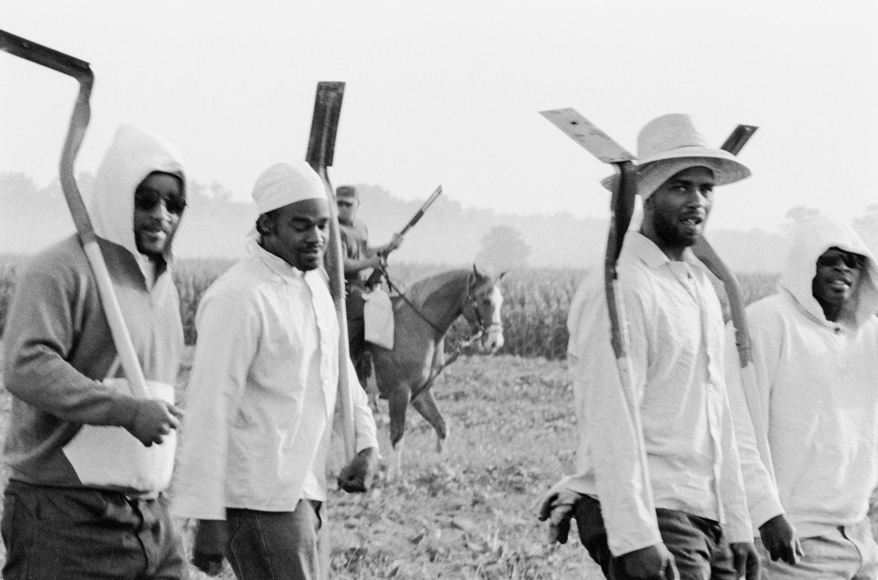 Chandra McCormick, Hombres que van a trabajar en los campos de Angola, 2004. Cortesía del artista.