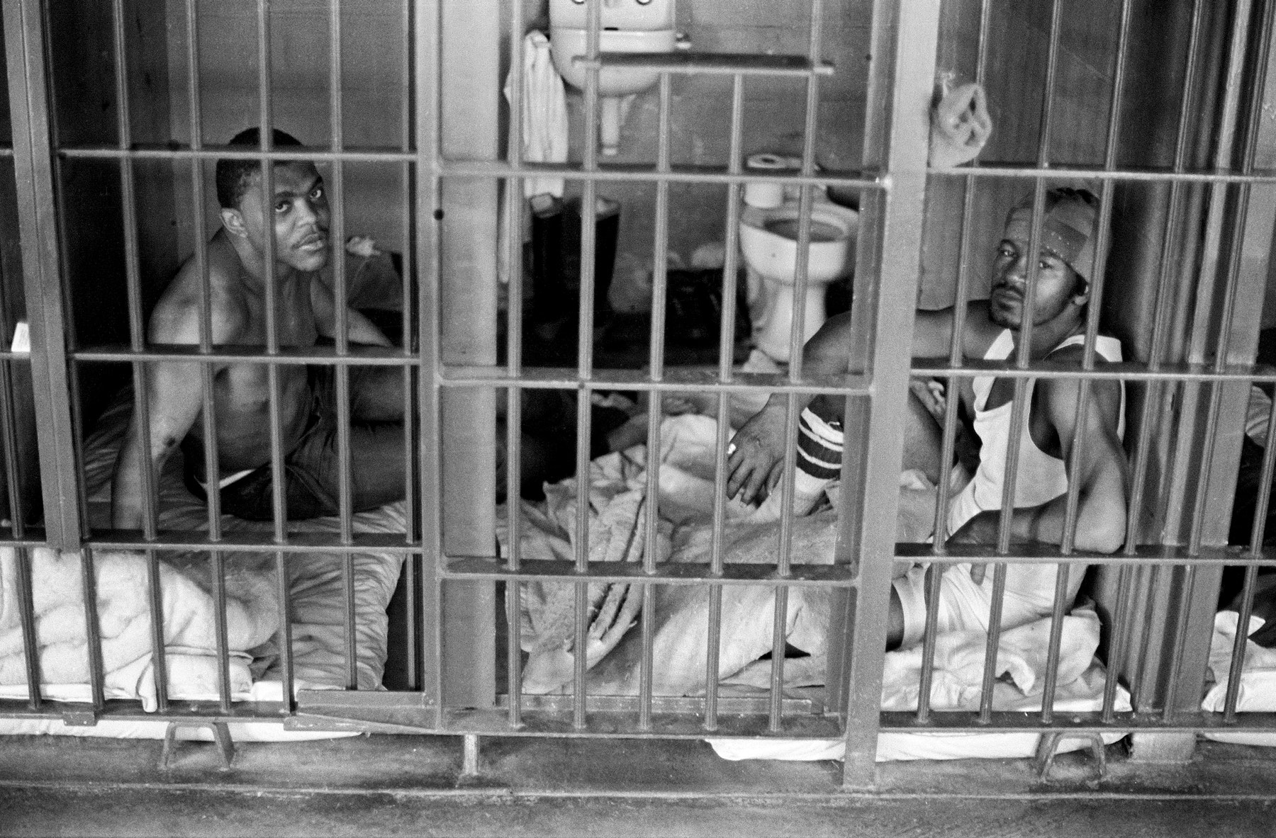 基思·卡尔霍恩，安哥拉监狱的两个到六乘八英尺的牢房，1980 年。由艺术家提供。