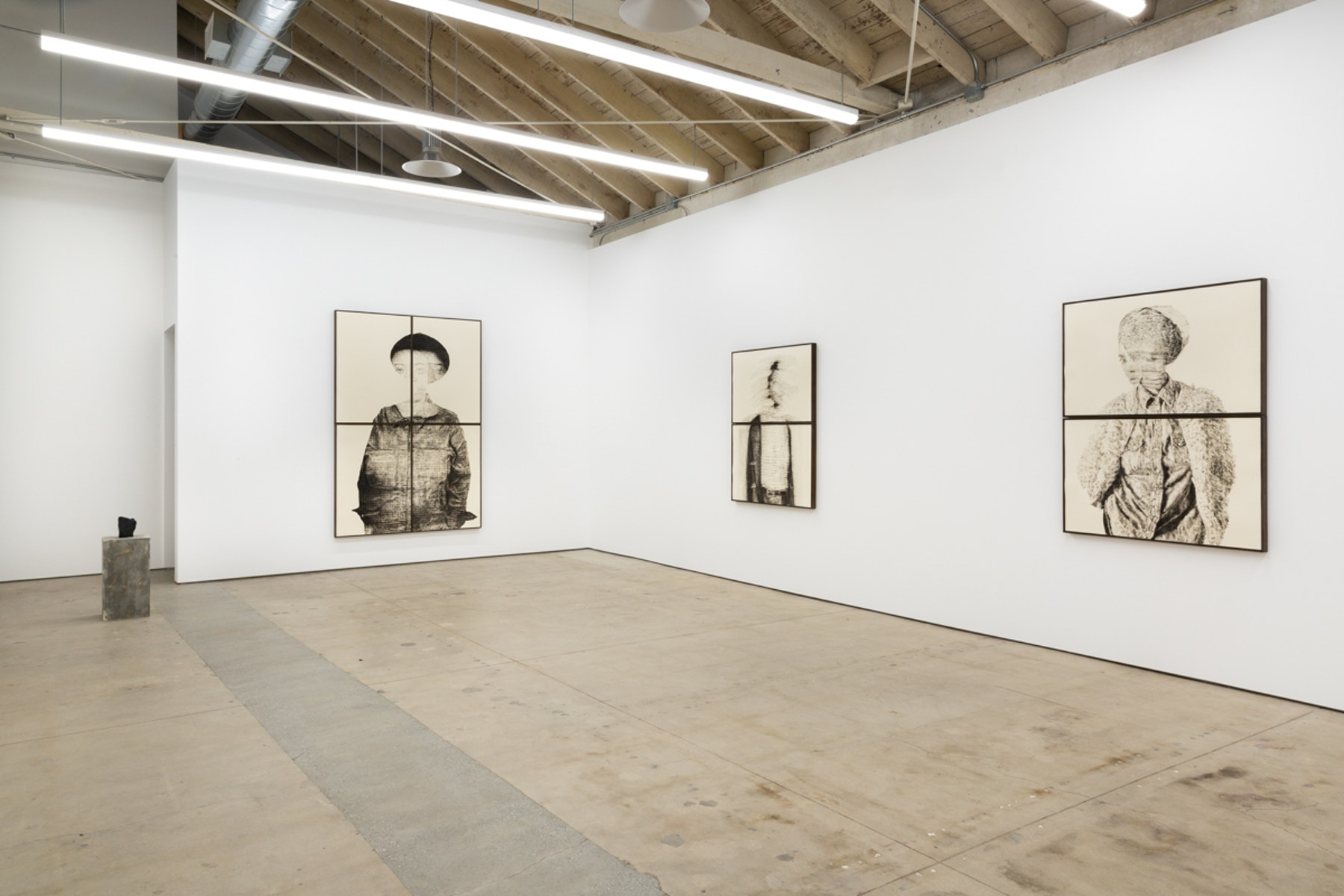 洛杉矶马修布朗的 Kenturah Davis 的“Blur in the Interest of Precision”展览现场图。 2019 年 1 月 26 日 - 3 月 2 日。由艺术家和洛杉矶的 Matthew Brown 提供。