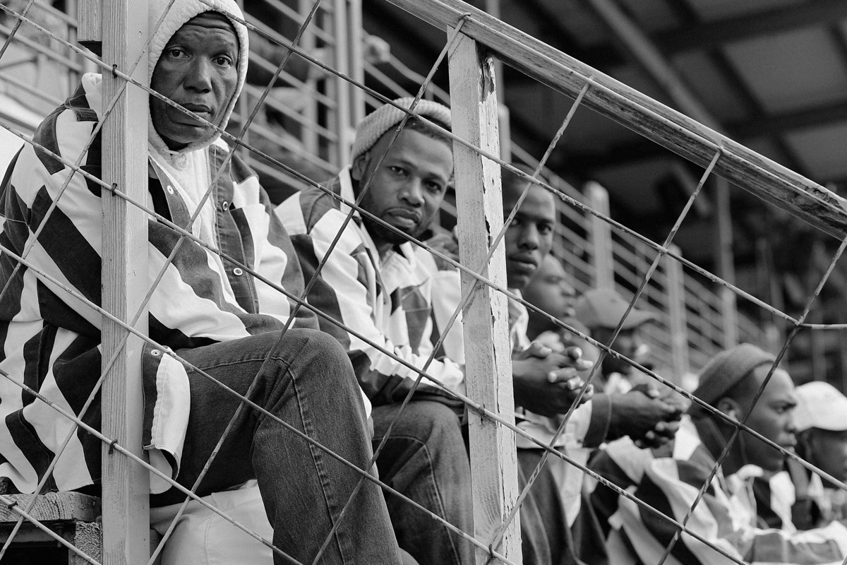 Chandra McCormick, Esperando el toro, Hombres esperando para participar en el Rodeo de Angola, 2013. Impresión de pigmento de archivo. Cortesía del artista.