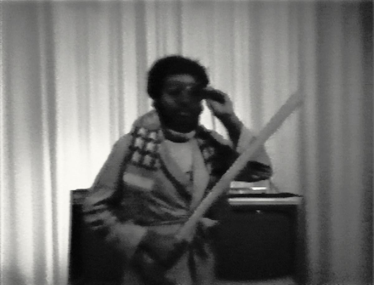 Ulysses Jenkins, Masa de imágenes (1978). Imagen fija de vídeo en blanco y negro con sonido, 4:15. Actuación de Ulysses Jenkins. Video de Bob Dale. Cortesía del artista.