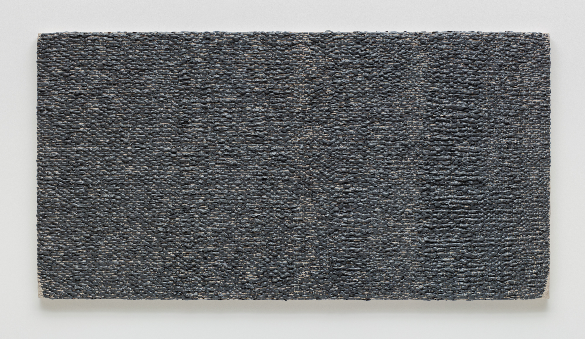 Analia Saban, Woven Solid as Warp, Horizontal (Grey) #1, 2017. Pintura acrílica tejida a través de lienzo de lino sobre panel. 202,6 x 106 x 6,4 cm. Foto de Brian Forrest.