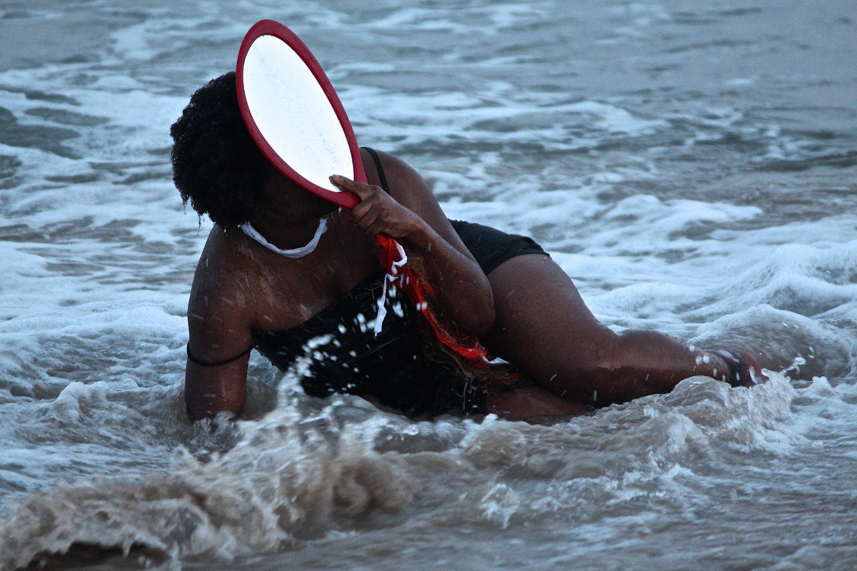 Gabrielle Civil, Fuga (Disolución, Accra), 2013. Yari Yari Ntoaso, Simposio de la Organización de Escritoras de África. Accra, Ghana. Foto de Fungai Machirori. Cortesía del artista.