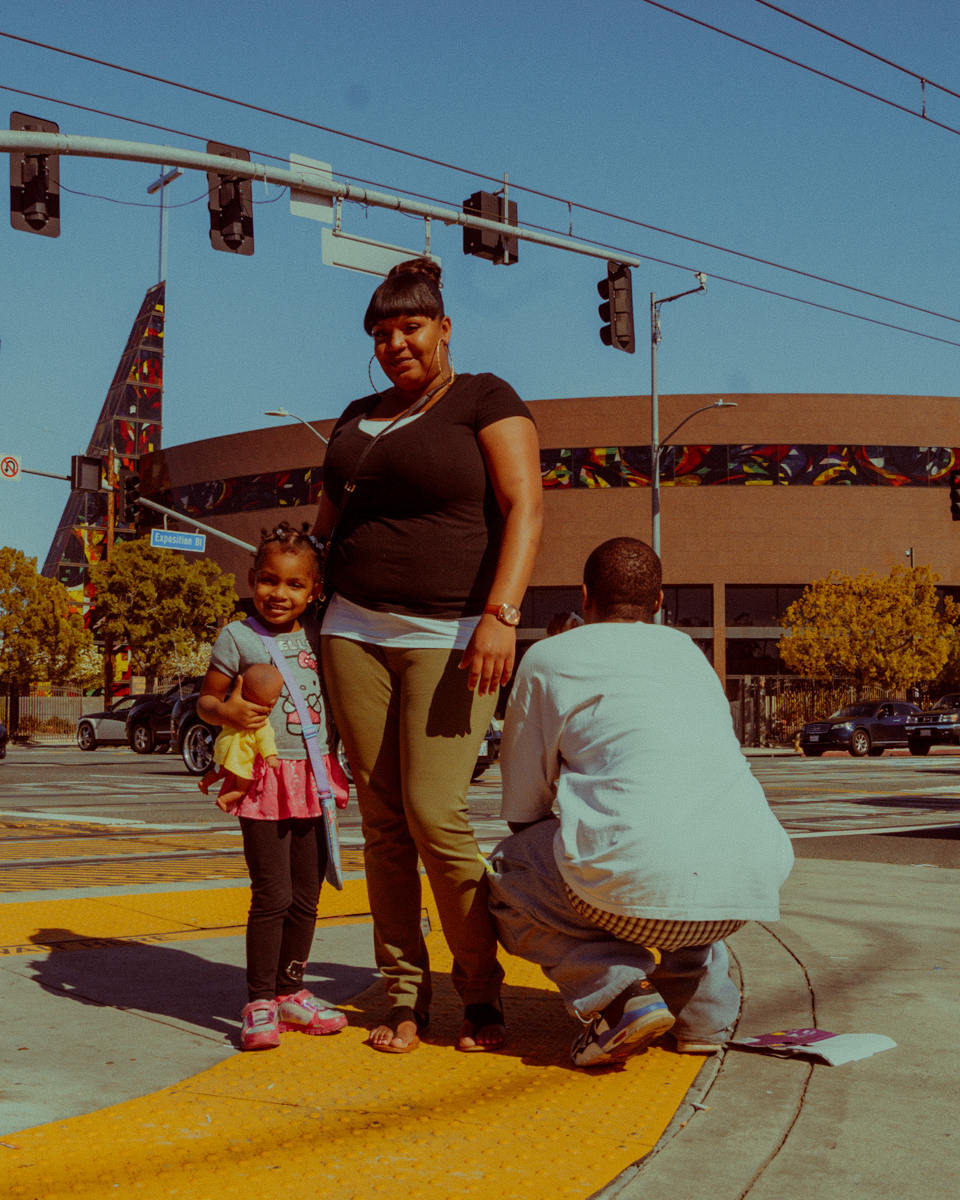 Kya Lou, Retrato de familia en Crenshaw Blvd., 2016. Cortesía del artista.
