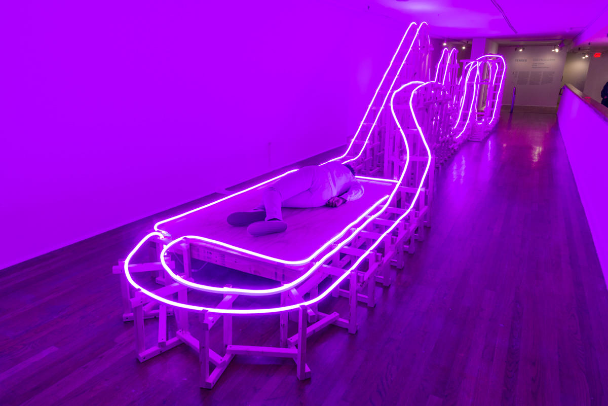 EJ Hill, Una oferta monumental de energía potencial, 2016. The Studio Museum en Harlem, Nueva York. Flex de madera y LED neón. 492 × 108 × 85 pulgadas. Duración de la actuación: 512 horas durante 3 meses y medio. Foto de Adam Reich.