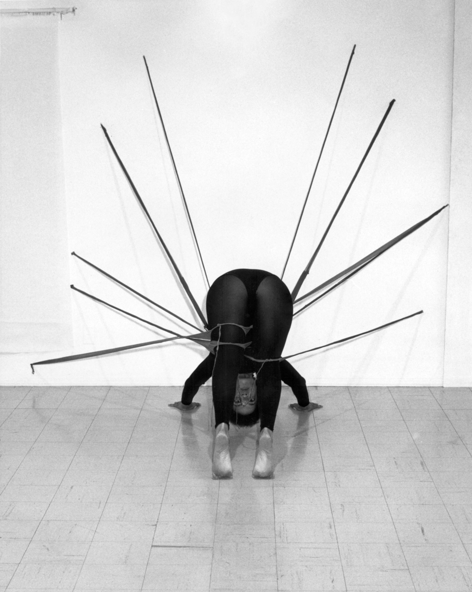 Senga Nengudi，Performance Piece，1978 年。黑白照片。装裱：41 × 32 1/2 × 1 3/4 in. -2 作品；装裱：32 1/2 × 41 × 1 3/4 英寸 -1 作品。由艺术家提供； Thomas Erben 画廊，纽约；和 Lévy Gorvy，纽约，伦敦。