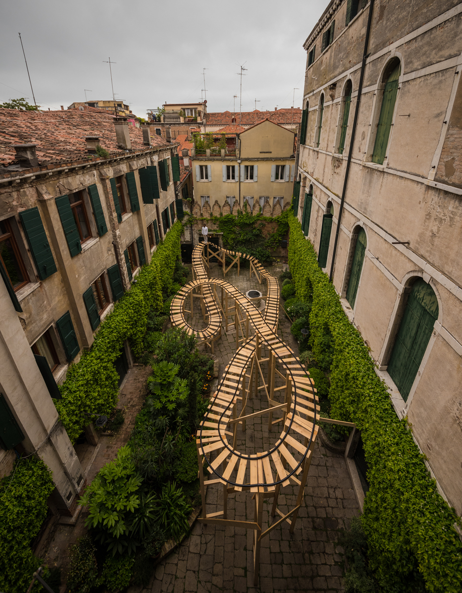 EJ Hill, Pillar, 2017. Palazzo Contarini Polignac, 57ª Bienal de Venecia, Venecia, Italia. Madera y PVC. Dimensiones variables. Foto de Sergey Illin.