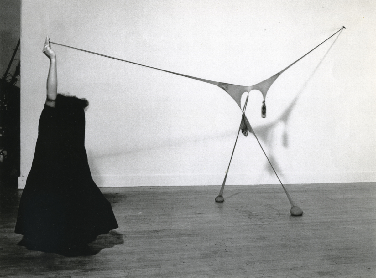 Senga Nengudi，与 RSVP 的工作室表演，1976 年。黑白照片。装裱：30 1/2 × 40 1/2 × 1 3/4 英寸。由艺术家提供； Thomas Erben 画廊，纽约；和 Lévy Gorvy，纽约，伦敦。