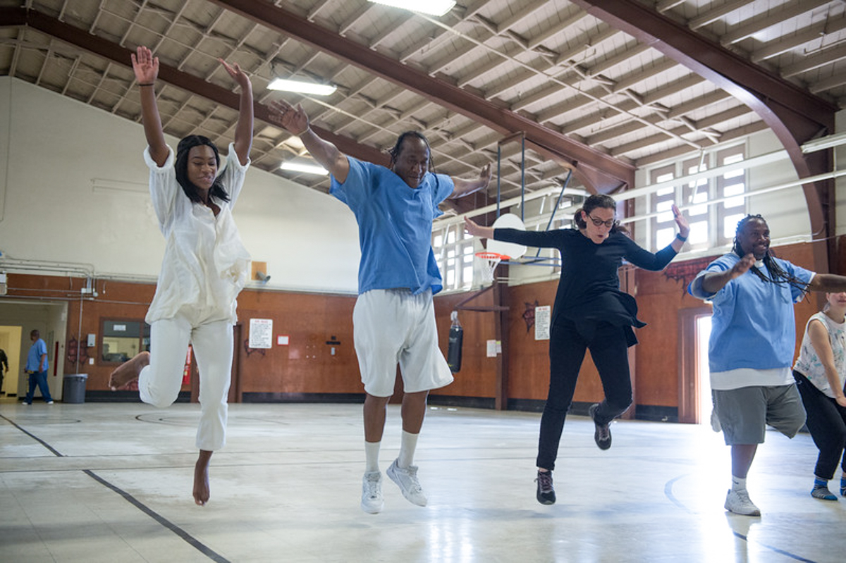 Suchi Branfman baila con hombres encarcelados en el Centro de Rehabilitación de California en Norco, CA. Foto de Cooper Bates.