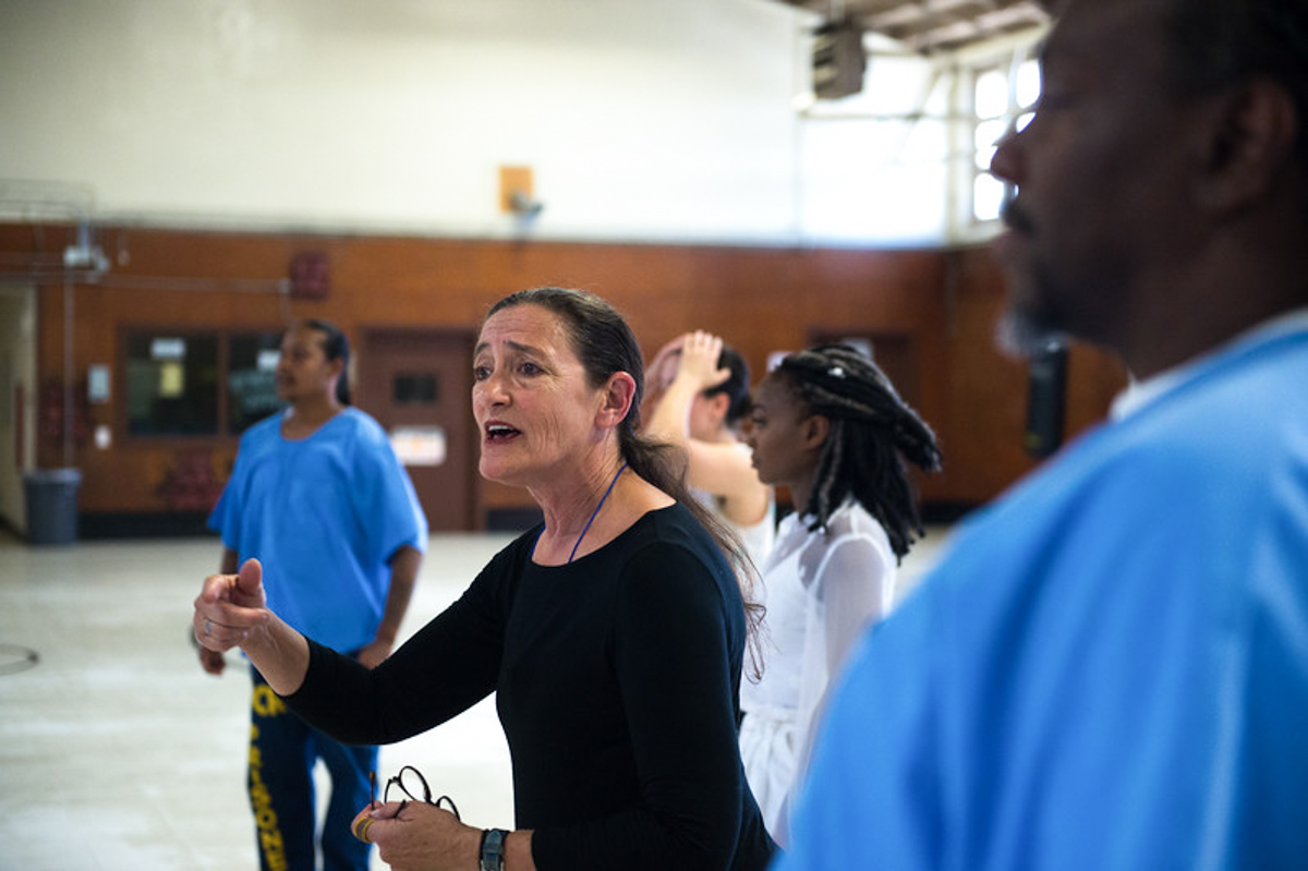 Suchi Branfman baila con hombres encarcelados en el Centro de Rehabilitación de California en Norco, CA. Foto de Cooper Bates.