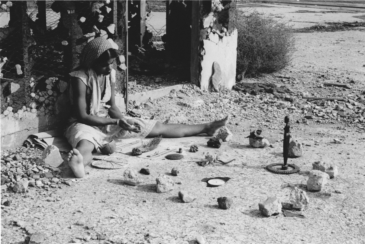 芭芭拉·麦卡洛 (Barbara McCullough)，《水仪式 #1：城市净化仪式》(Water Ritual #1) 的作品，1979 年。数字化 35 毫米，彩色。由加州大学洛杉矶分校电影电视档案馆提供。