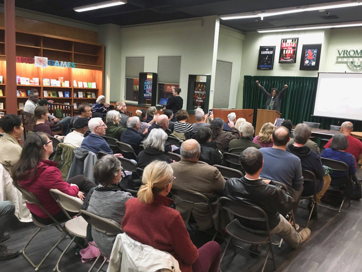 La autora Lynell George habla sobre su libro After / Image: Los Angeles Outside the Frame (Angel City Press) en la librería Vroman's Bookstore en Pasadena.