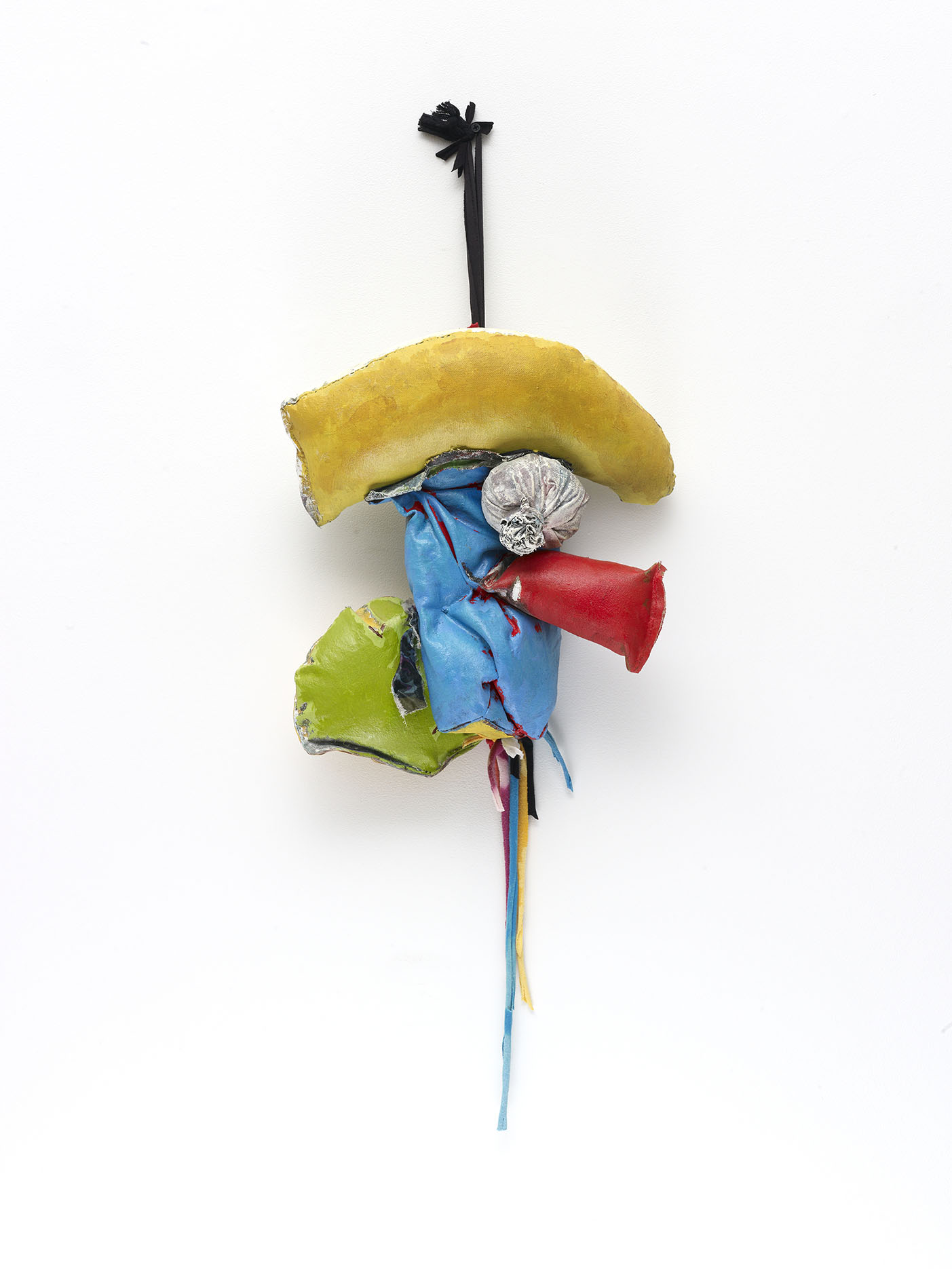 John Outterbridge，Rag and Bag Idiom III，2012 年。混合媒体。 34 x 14 x 7 ½ 英寸。图片由纽约蒂尔顿画廊提供。