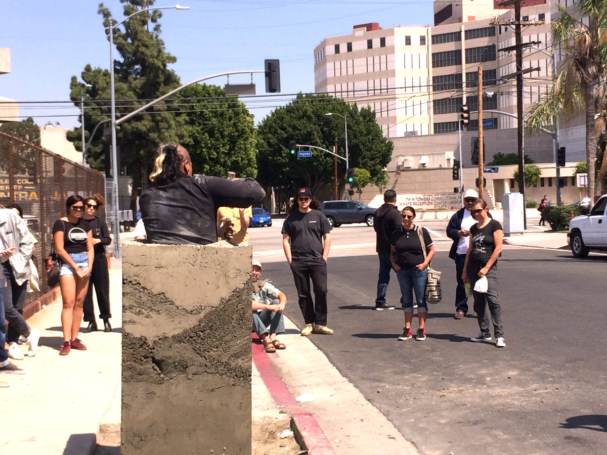 Rafa Esparza, Busto: una meditación sobre la libertad. 11 de abril de 2015. Los Ángeles, California. Foto de Nancy Popp.