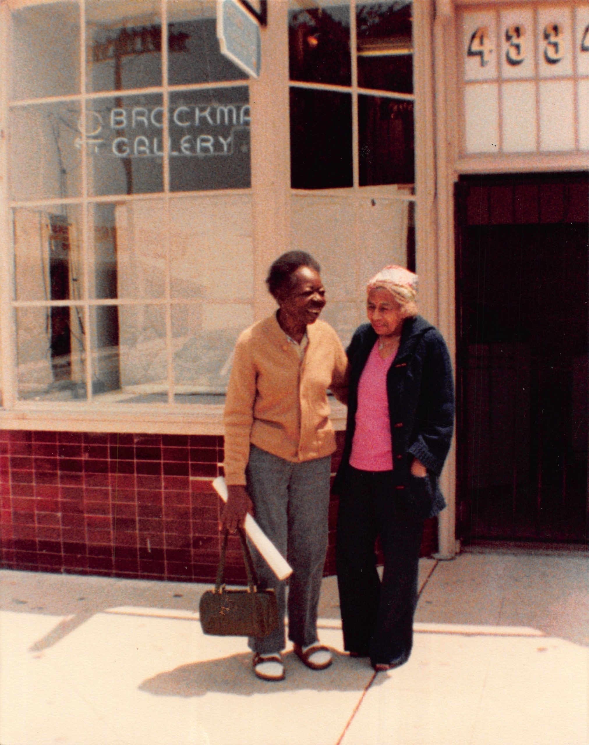 露丝·瓦迪和艾格尼丝·戴维斯在布罗克曼画廊前。照片：由洛杉矶公共图书馆特别收藏提供。