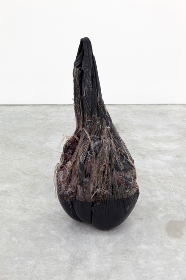 Kevin Beasley、無題（Lumbar）、2015年。ポリウレタンフォーム、樹脂、バックパック、31 x 13 x 13インチ、Hammer Museum、ロサンゼルス。レナード・ニモイを偲んで、アグネスとエドワード・リーの贈り物。