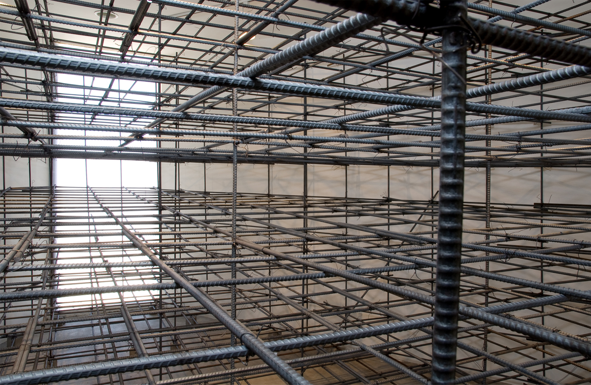 Ruben Ochoa, If I had a rebar for every time someone tried to mold me, 2007.  Rebar, annealed wire ties, dobbie blocks.  9 x 16 x 18 feet. Courtesy of the artist and Susanne Vielmetter Los Angeles Projects. Photo by Robert Wedemeyer.