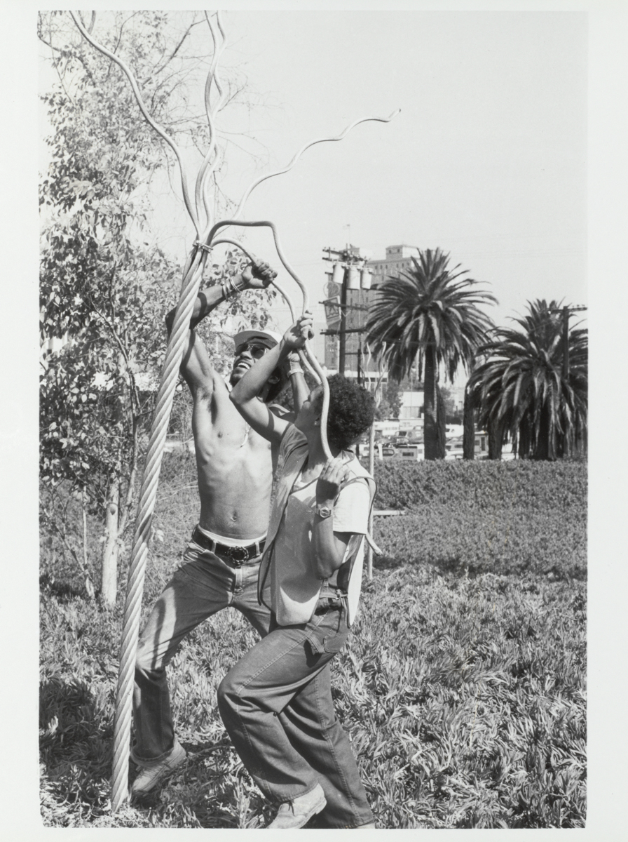 Maren Hassinger, Twelve Trees, 1979. Cuatro fotografías en blanco y negro. Tres imágenes horizontales enmarcadas: 12 ¼ x 15 ¼ x 1 ¼ pulgadas y una imagen vertical enmarcada: 15 ¼ x 12 ¼ x 1 ¼ pulgadas. Cortesía del Artista.