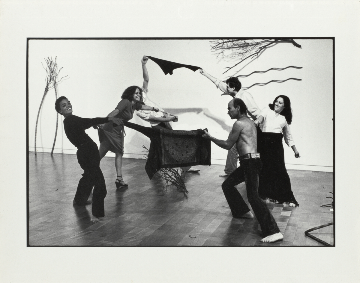 Maren Hassinger，《正午》，1976 年。四张黑白照片。三张带框垂直图像：15 ¼ x 12 ¼ x 1 ¼ 英寸和一张带框水平图像：12 ¼ x 15 ¼ x 1 ¼ 英寸。由艺术家提供。