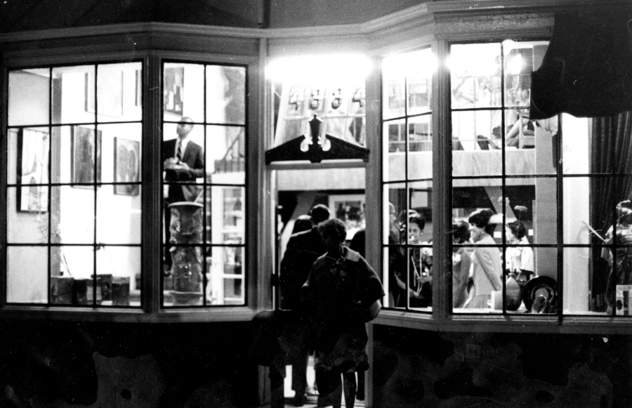 Noche de estreno en Brockman Gallery en Leimert Park, Los Ángeles. 1967. Imagen cortesía de Brockman Gallery.