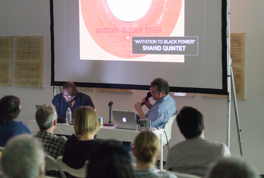 对话中：Fred Moten 和 Pat Thomas 在 Art + Practice。洛杉矶。 2015 年 4 月 16 日。摄影：Elon Schoenholz。