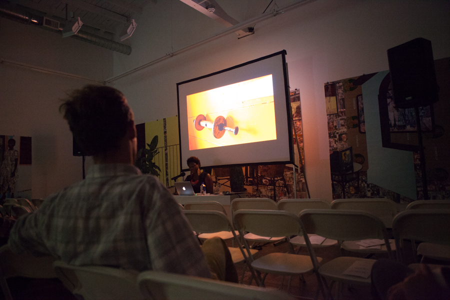 Kenyatta AC Hinkle: Navegando Ain'tness: Explorando el Archivo Kentifrica en Art + Practice. Los Angeles. 8 de octubre de 2015. Foto de Elon Schoenholz.