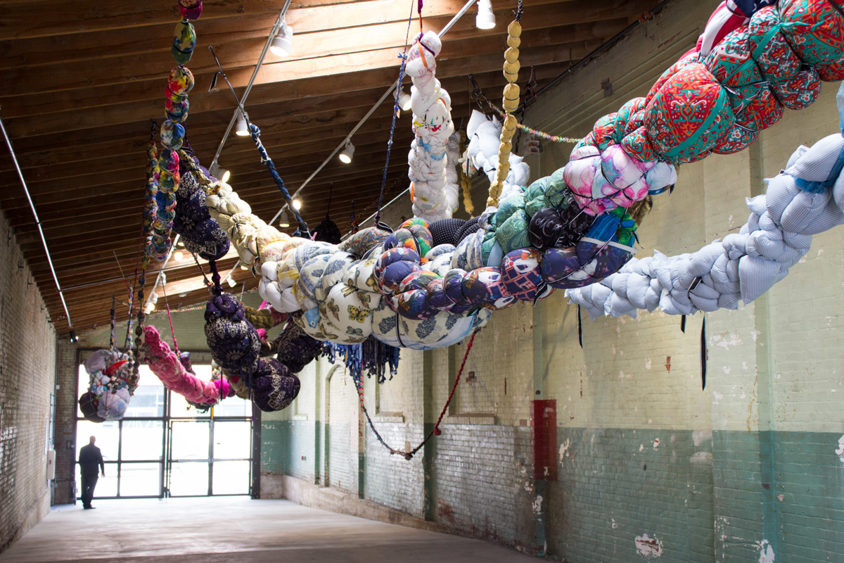 Shinique Smith，《宽恕链》，2014-2016 年。雕塑装置 - 服装、织物、丝带、绳索、发现的物体，大约 80 x 20 x 15 英尺。展览现场：豪瑟沃斯，洛杉矶，2016。