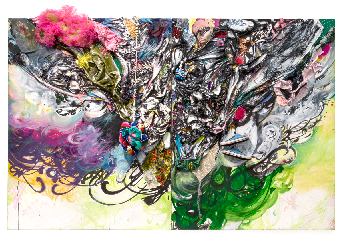 Shinique Smith, Shaped by Light, Shaped by Rainbows, 2017。帆布上的亚克力、墨水、织物、服装和个人物品，84 x 60 x 16 英寸。